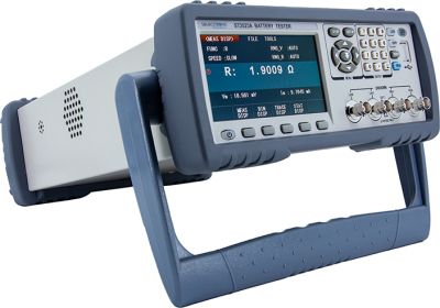 ST2523A_Vorne Batterietester Schrägansicht